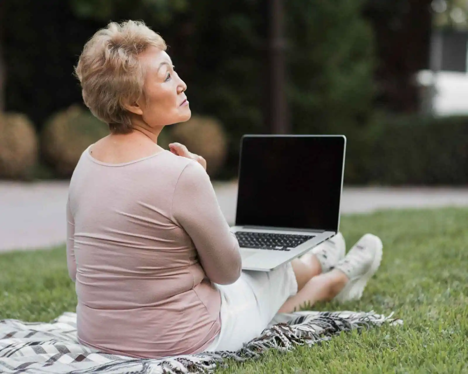 Providing How to Keep Your Lawn Clean? Tips And Solutions For Seniors